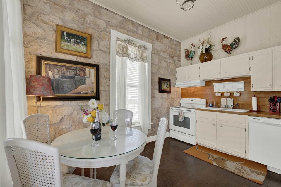 Kitchen or kitchenette, Decorative detail, Seating area, Dining area, stove