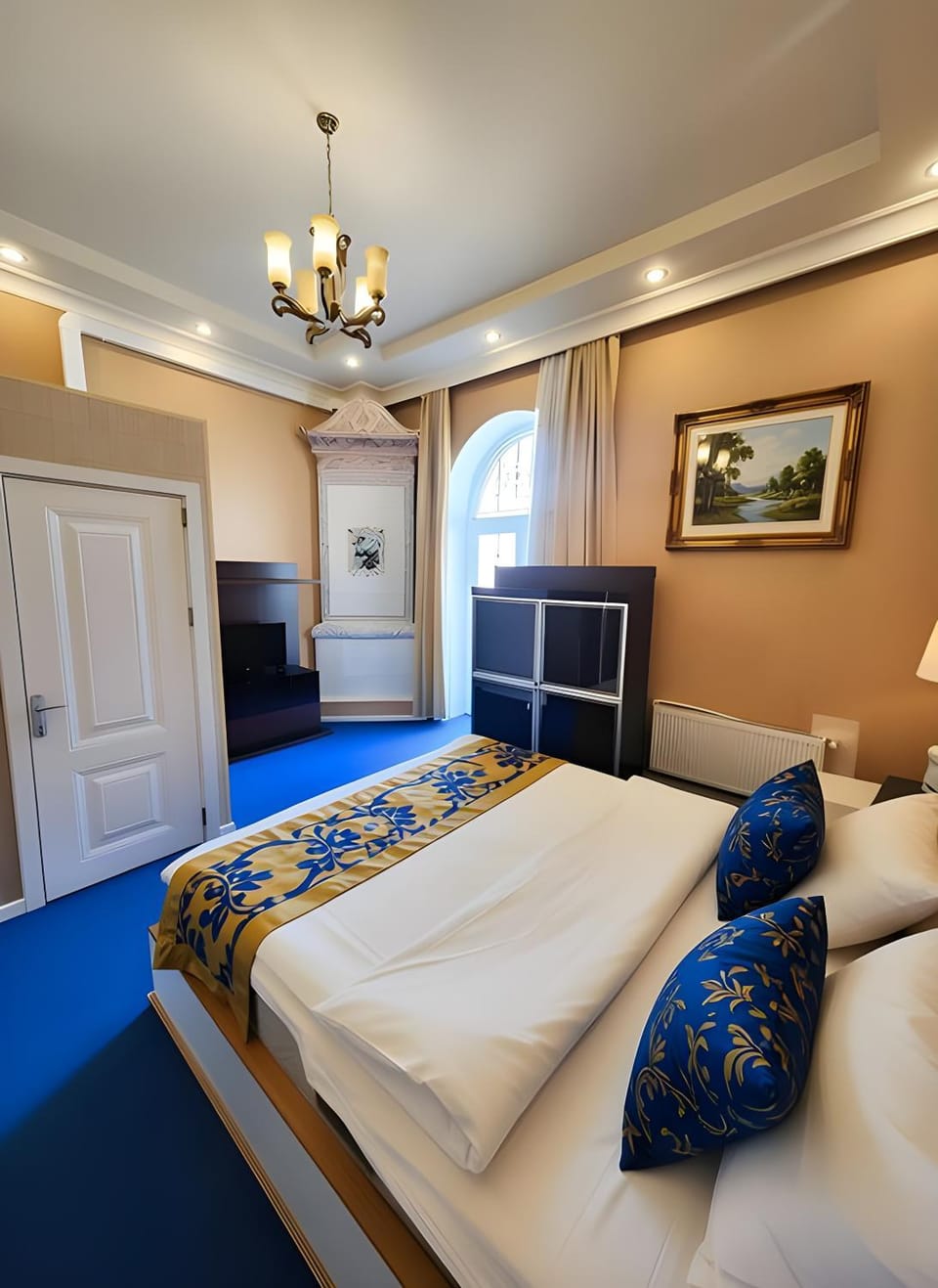 Bed, TV and multimedia, Living room, Photo of the whole room, Seating area, Bedroom, wardrobe