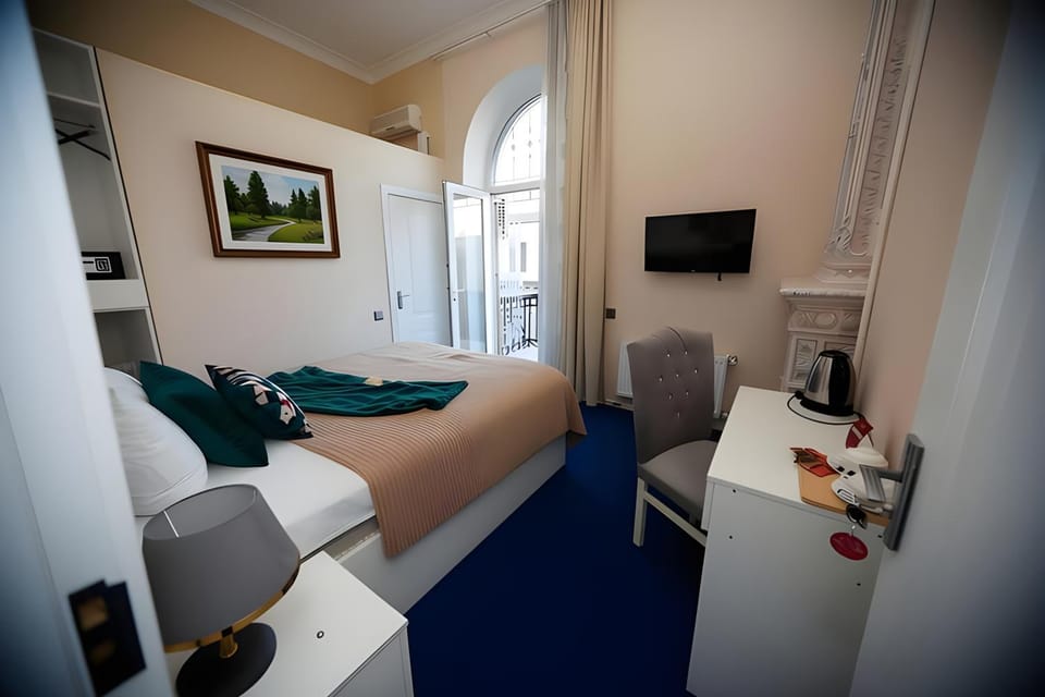 Communal lounge/ TV room, Bed, TV and multimedia, Living room, Photo of the whole room, Seating area, Evening entertainment, Bedroom, hair dresser, towels