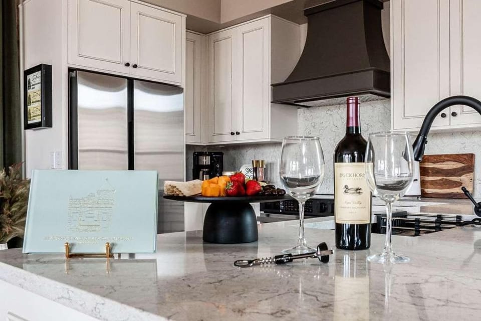 Coffee/tea facilities, Kitchen or kitchenette, Food and drinks, Dining area, Alcoholic drinks, kitchen