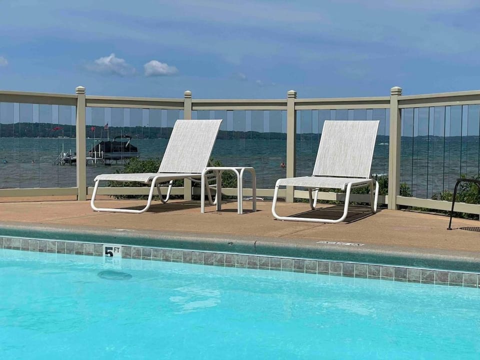 Beachy condo with Pool and Hot Tub Apartment hotel in Traverse City