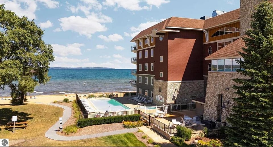 Beachy condo with Pool and Hot Tub Apartment hotel in Traverse City