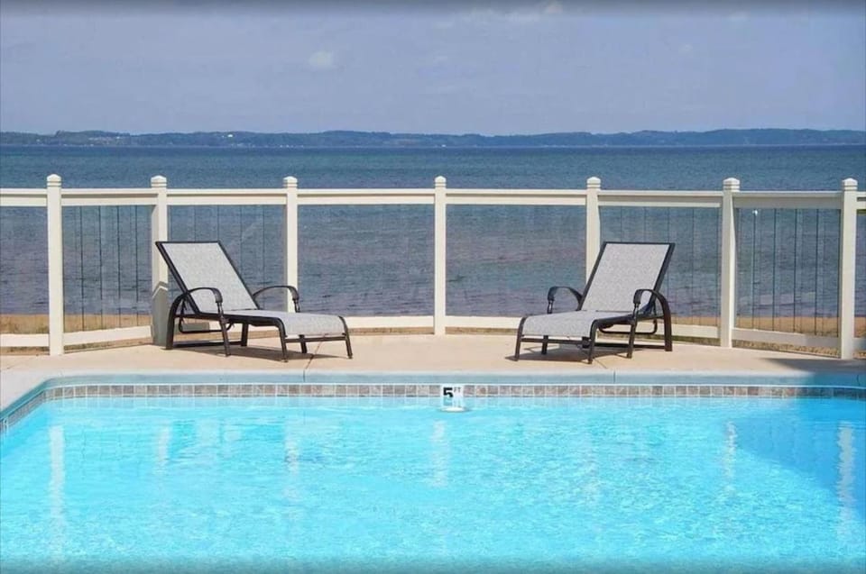 Beachy condo with Pool and Hot Tub Apartment hotel in Traverse City