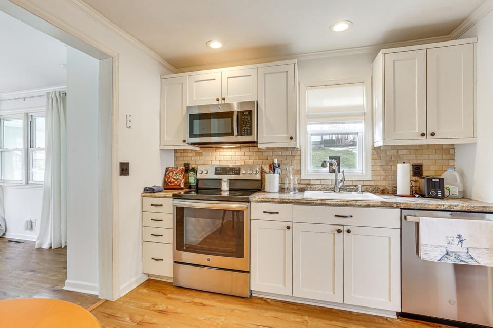 Walk to Lake Hopatcong: Vibrant Home w/ Deck! House in New Jersey
