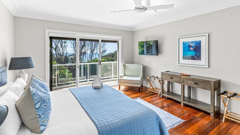 Bed, TV and multimedia, Bedroom