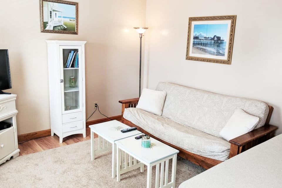 Condo in downtown OOB 4 min walk to Pier & Beach House in Old Orchard Beach