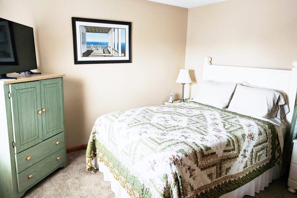 Condo in downtown OOB 4 min walk to Pier & Beach House in Old Orchard Beach