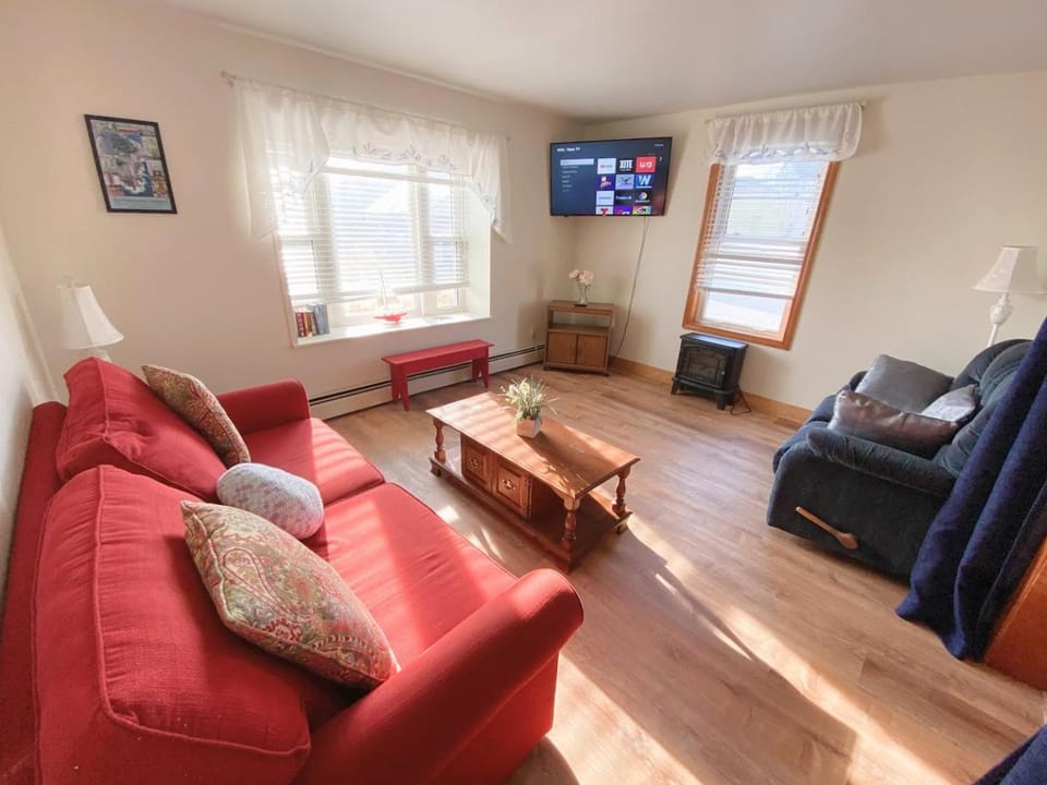 4 min Walk to Pier & Beach Center of OOB FREE Pk House in Old Orchard Beach