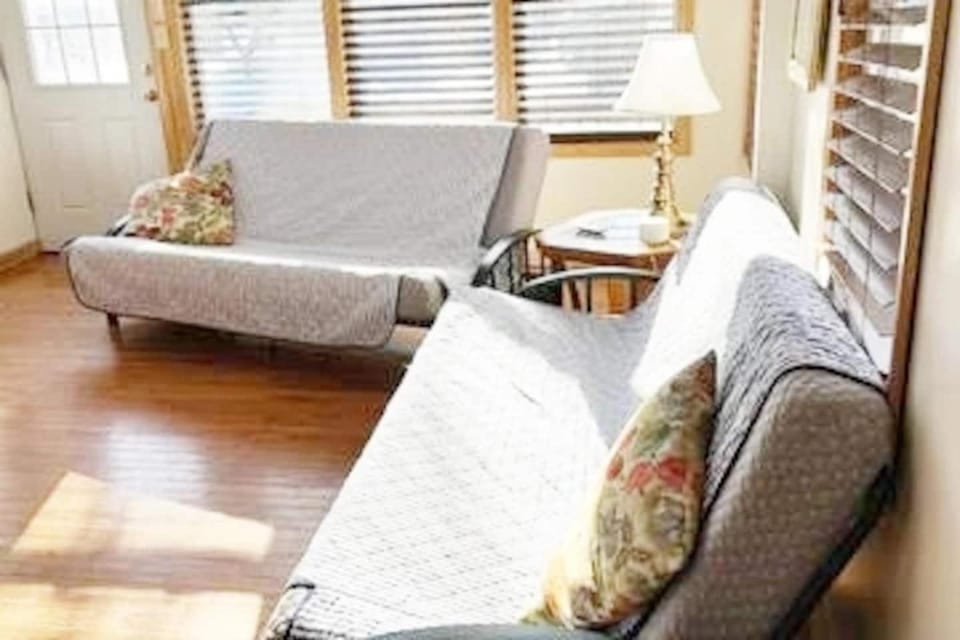 Large 2BD cottage 10 min to Pier & Beach Sleeps 6 House in Old Orchard Beach