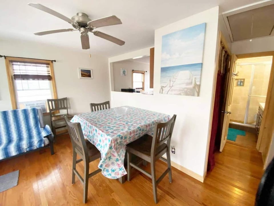 Large 2BD cottage 10 min to Pier & Beach Sleeps 6 House in Old Orchard Beach