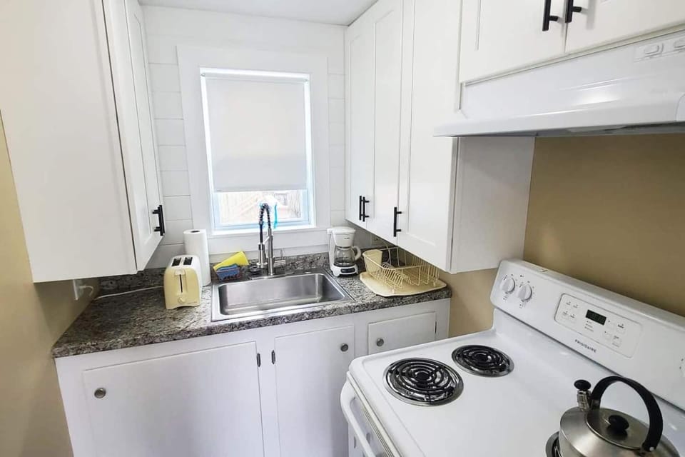 Updated 2 BD cottage 10 min walk to Pier & Beach House in Old Orchard Beach