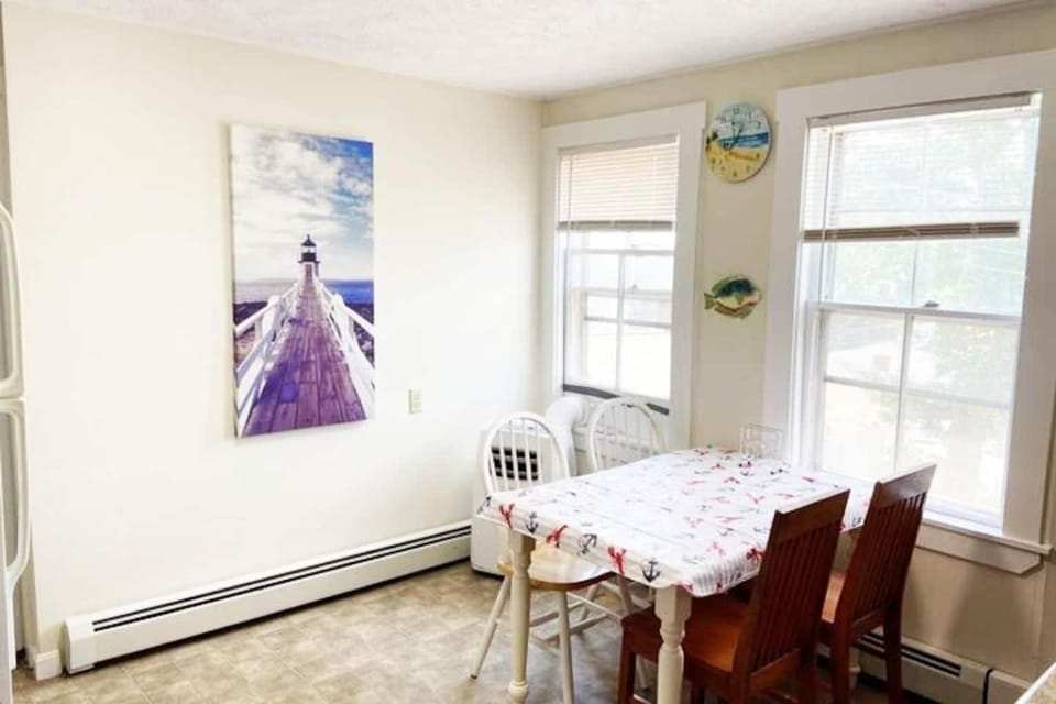 4 min walk to the beach Large 1BD sleeps 4 Pets Apartment in Old Orchard Beach