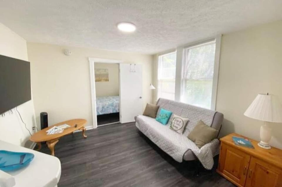 4 min walk to the beach Large 1BD sleeps 4 Pets Apartment in Old Orchard Beach