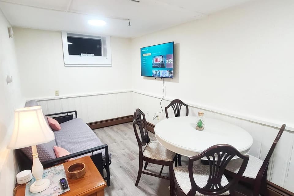 4 min walk to the beach 1BD Pets Ok FREE parking Apartment in Old Orchard Beach