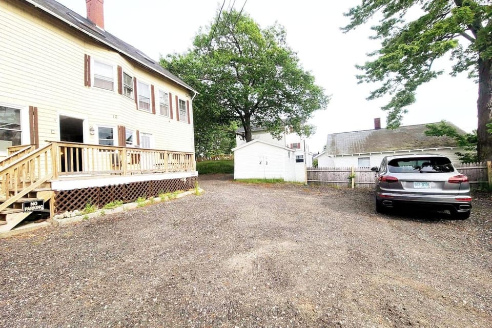 4 BD Apt Sleeps 10 4 min to beach Pets Ok Park Apartment in Old Orchard Beach
