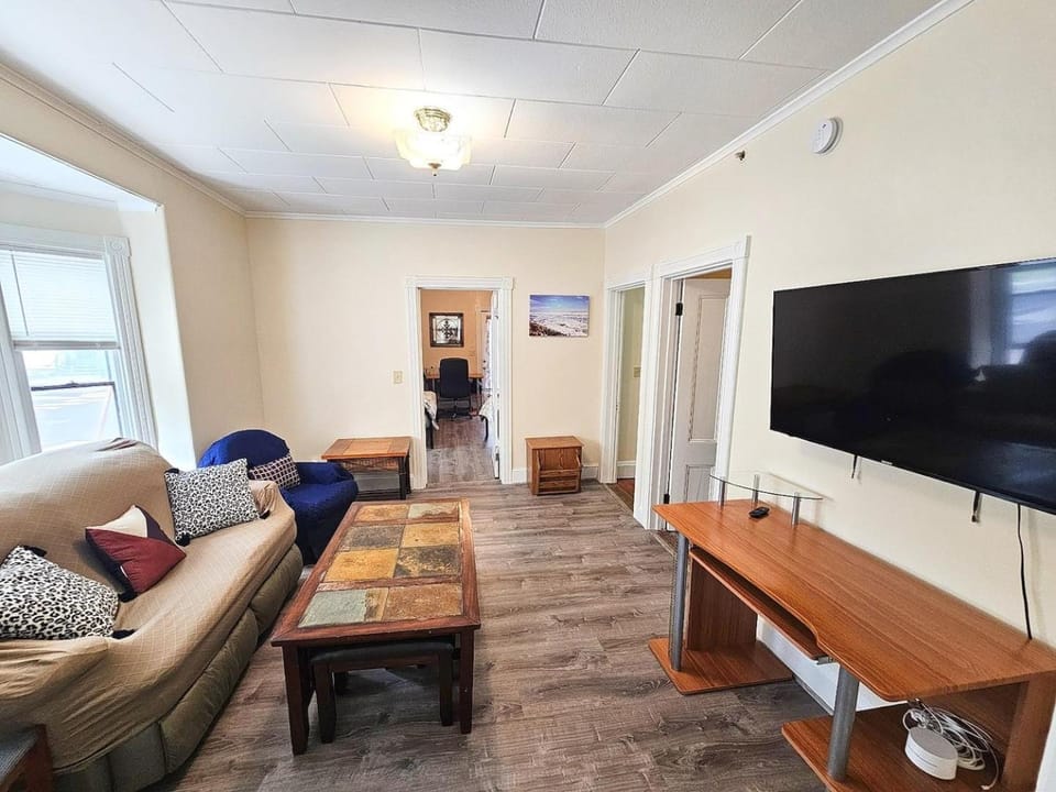 Spacious 4BD apt Sleeps 10 Walk to beach 7 min Apartment in Old Orchard Beach