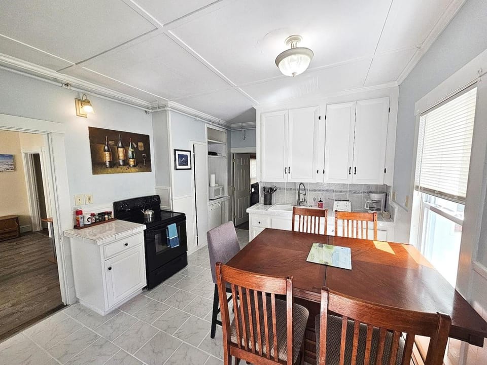 Spacious 4BD apt Sleeps 10 Walk to beach 7 min Apartment in Old Orchard Beach