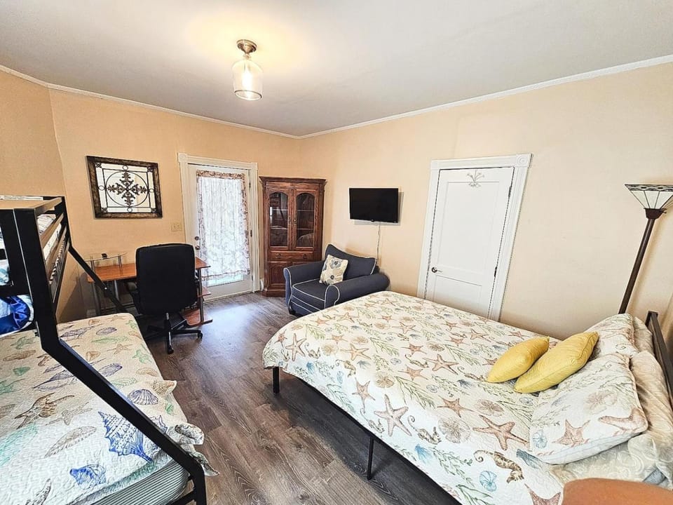 Spacious 4BD apt Sleeps 10 Walk to beach 7 min Apartment in Old Orchard Beach