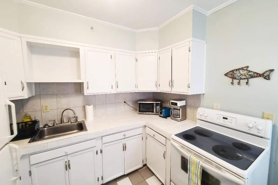 Large 3BD 2BA Apt Sleeps 9 Beach 7 min walk Apartment in Old Orchard Beach