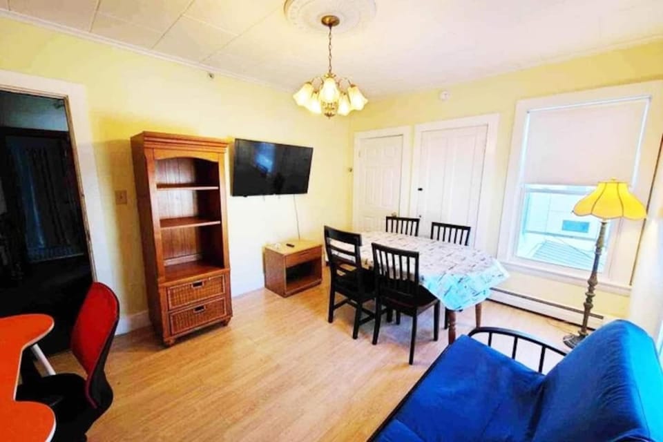 Large 3BD 2BA Apt Sleeps 9 Beach 7 min walk Apartment in Old Orchard Beach