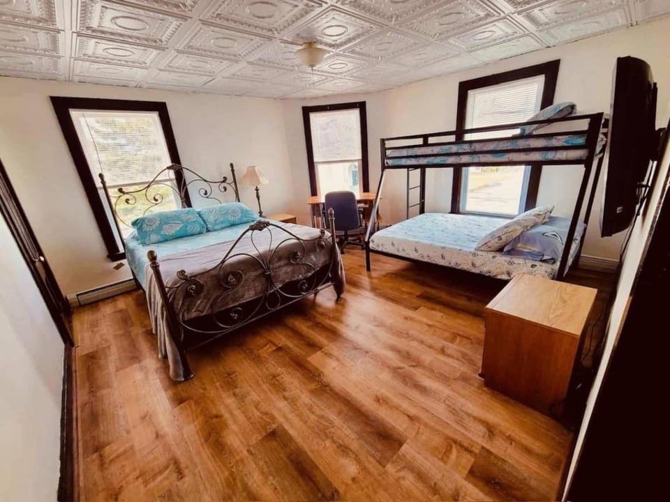 Large 3BD 2BA Apt Sleeps 9 Beach 7 min walk Apartment in Old Orchard Beach