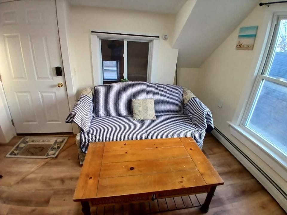 A balcony to the Ocean 7 min walk to the beach Apartment in Old Orchard Beach