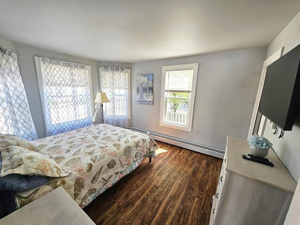 Spacious 4BD apt Sleeps 9 Pets Ok 2 FREE Parkin Apartment in Old Orchard Beach