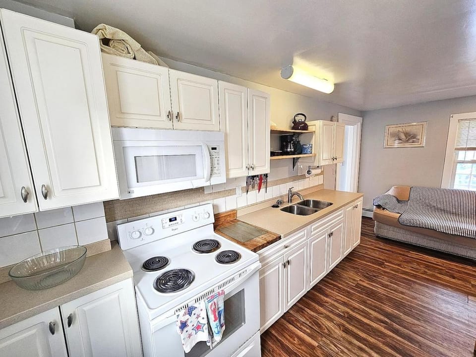 Spacious 4BD apt Sleeps 9 Pets Ok 2 FREE Parkin Apartment in Old Orchard Beach