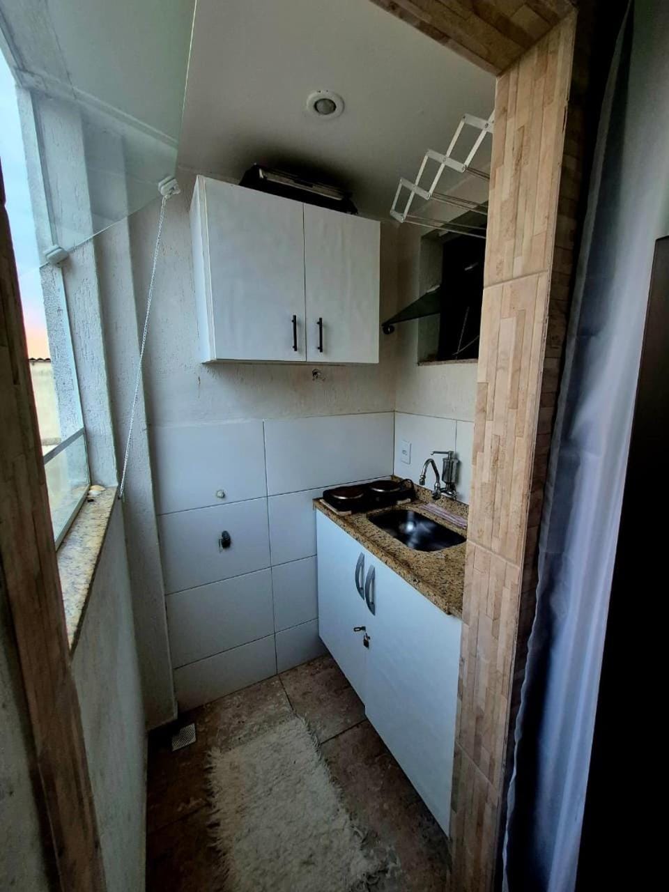 Coffee/tea facilities, Kitchen or kitchenette, stove