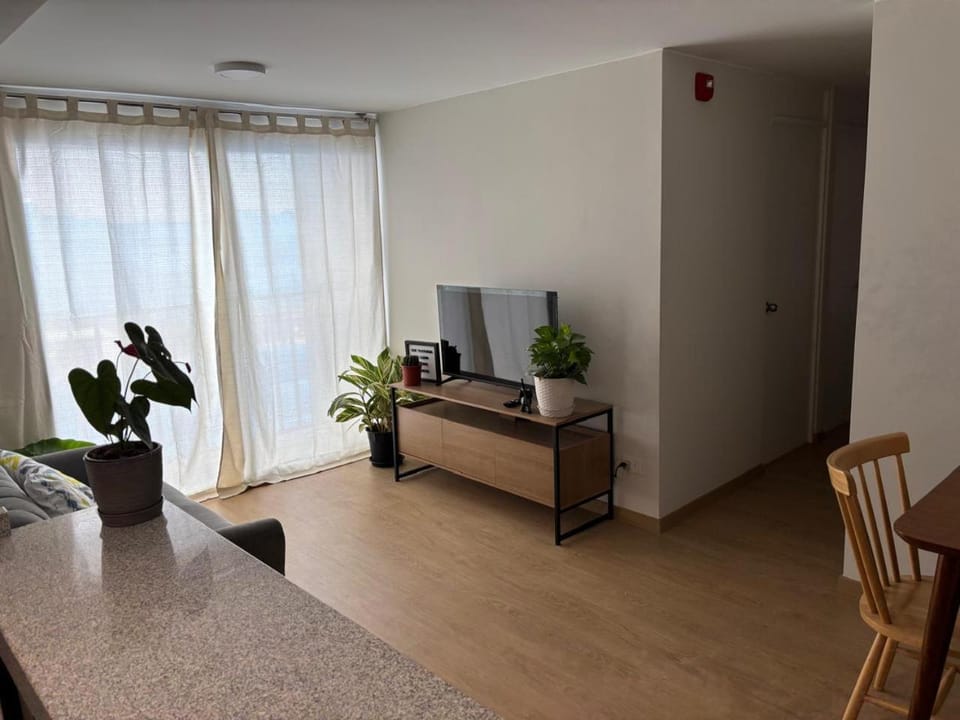 Apartamento con habitación amplia y baño propio a 15 minutos del aeropuerto Apartment in Lima