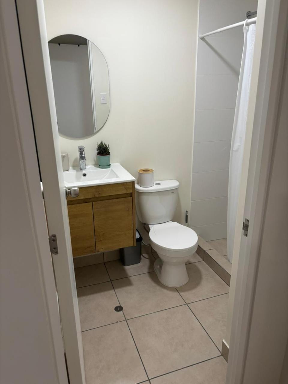 Apartamento con habitación amplia y baño propio a 15 minutos del aeropuerto Apartment in Lima