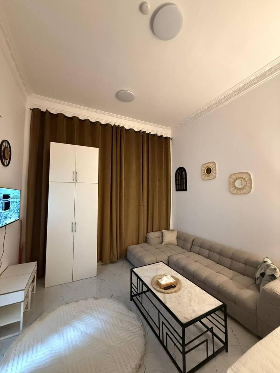 Photo of the whole room, Bedroom, wardrobe, air conditioner
