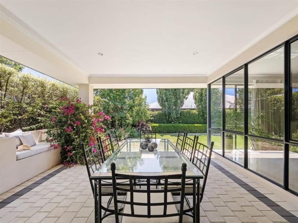 "Ile-de-Re" Generous Garden Home by the Beach House in Dunsborough