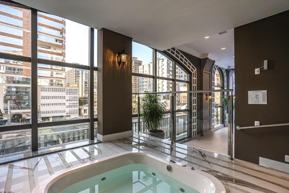 Apartamento em Meia Praia, 3 Suites, Completo Apartment in Porto Belo