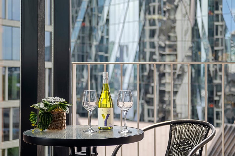 Marvel Stadium 2BR, Parking, Pool and Gym Apartment in Melbourne