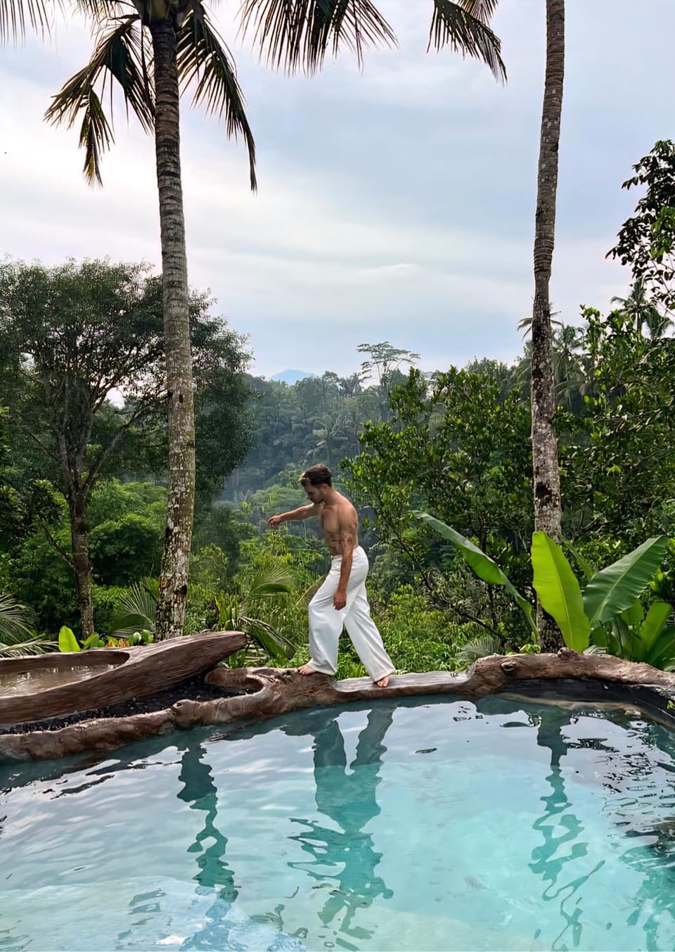 Artsy Cabin Jungle Pool & Unique Car Bath Cabin in Tampaksiring