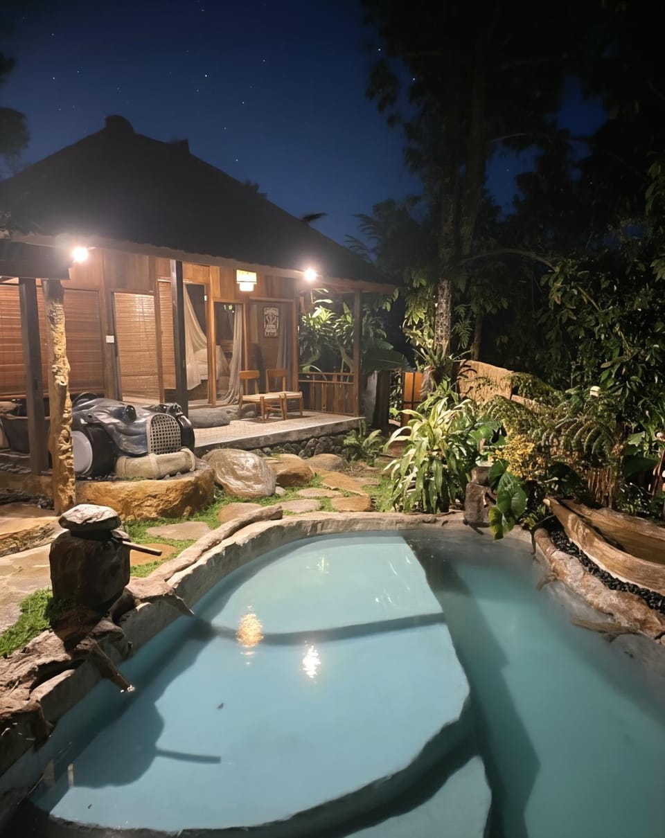 Artsy Cabin Jungle Pool & Unique Car Bath Cabin in Tampaksiring
