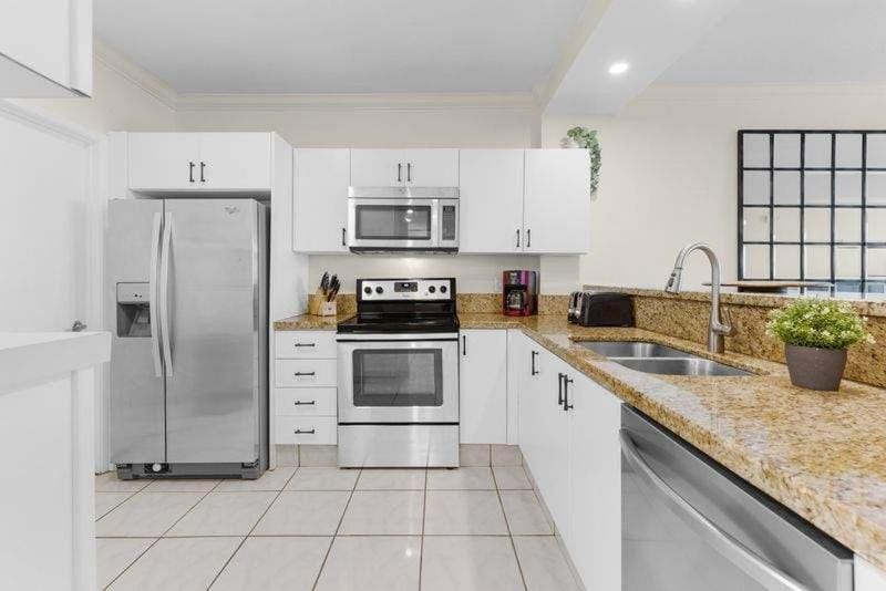 Le Marina Bay 409 STR -02439 House in Sunny Isles Beach