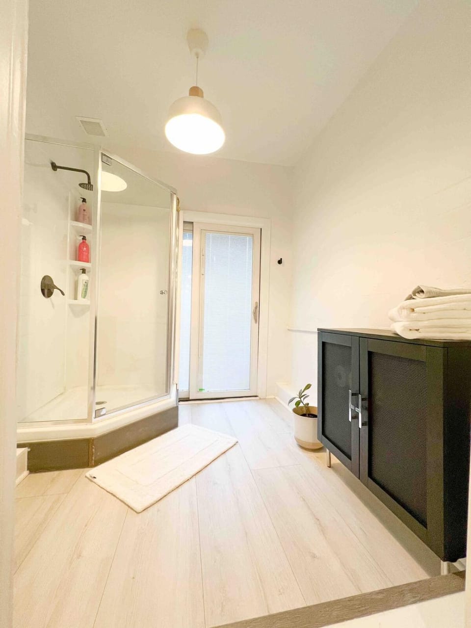 Queen Bed, Luxury Studio with Balcony Apartment in Phoenixville