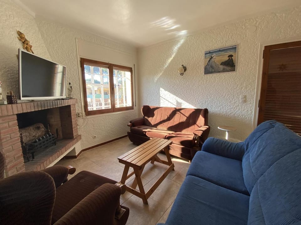 Acogedora Casa Familiar con Jardín y Barbacoa Cerca de la Playa en Torroella de Montgrí - HISP-7-41 Villa in L'Escala