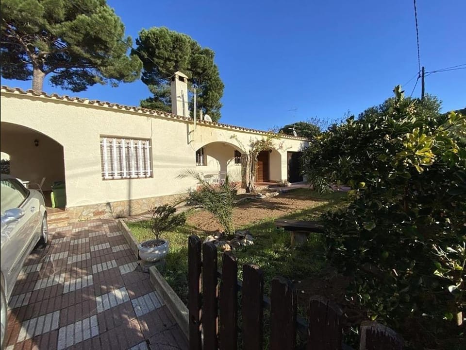Acogedora Casa Familiar con Jardín y Barbacoa Cerca de la Playa en Torroella de Montgrí - HISP-7-41 Villa in L'Escala