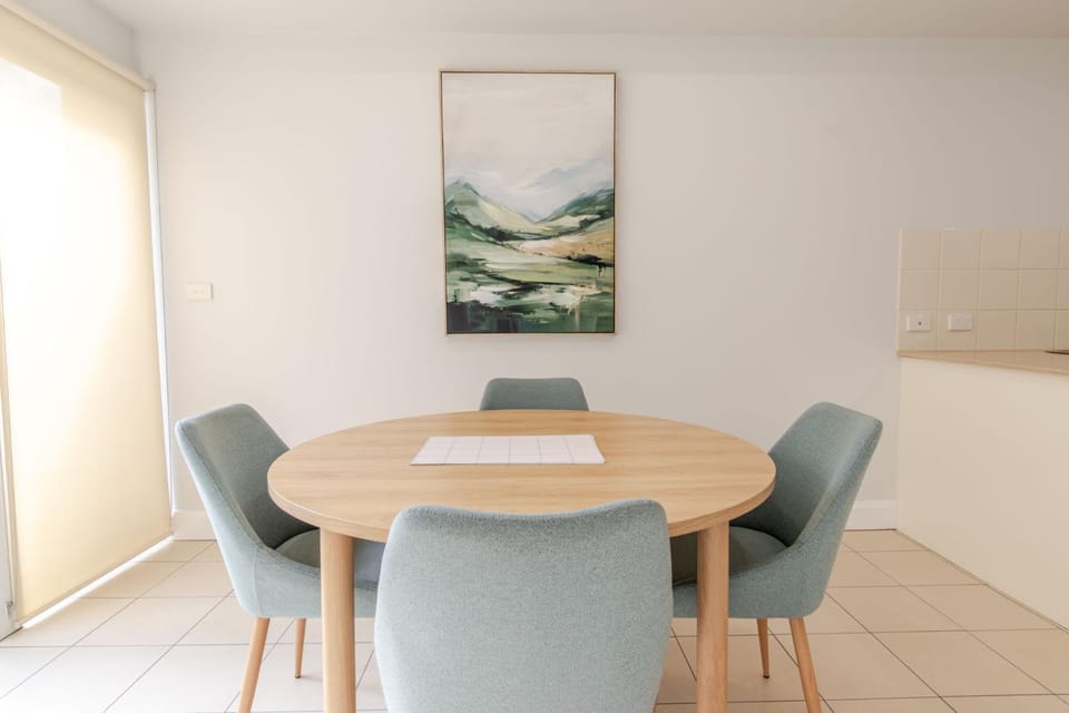 Northbridge Townhouse - Contemporary CBD Retreat Apartment in North Wagga Wagga