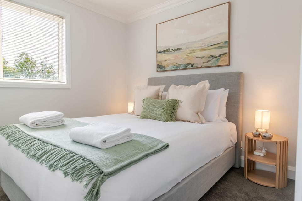 Northbridge Townhouse - Contemporary CBD Retreat Apartment in North Wagga Wagga