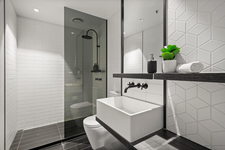 Chic 2B Apt CarPark and Pool Near Marvel Apartment in Melbourne
