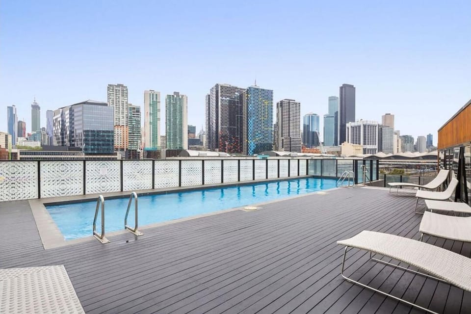 Chic 2B Apt CarPark and Pool Near Marvel Apartment in Melbourne
