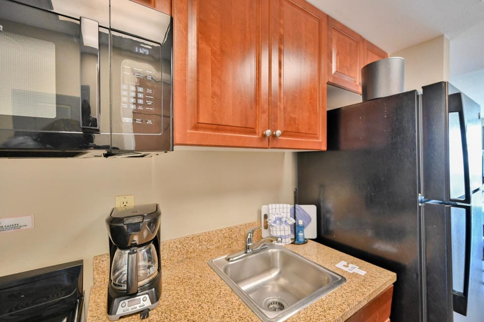 Coffee/tea facilities, Kitchen or kitchenette, microwave, kitchen
