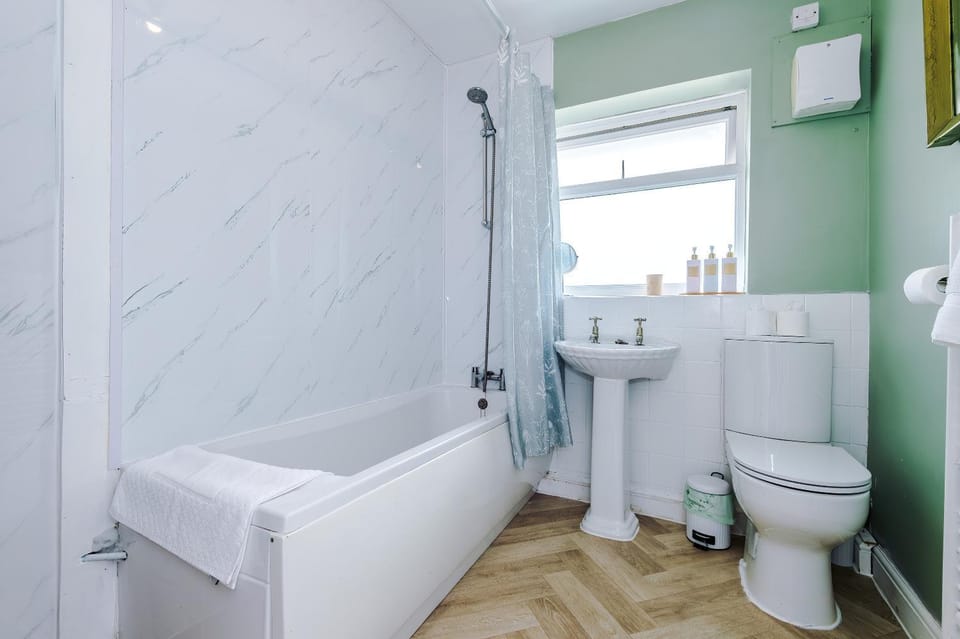 Shower, Toilet, Bathroom, Bath