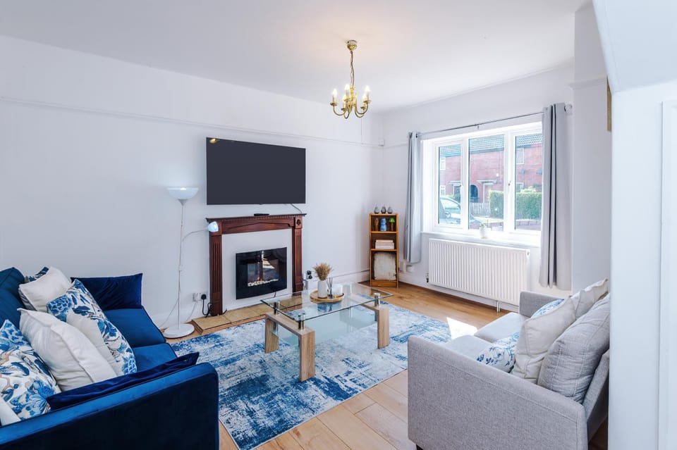 Communal lounge/ TV room, TV and multimedia, Living room, Seating area, Evening entertainment, flat iron