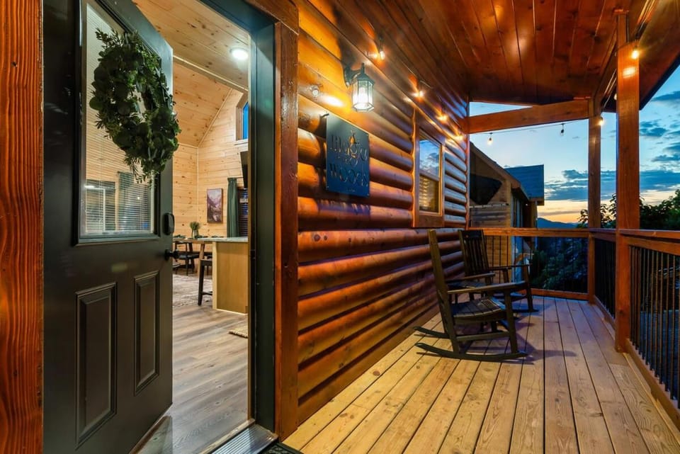 Fireworks, Views, Mins from Dollywood!Theatre Rm- Magic in the Woods Villa in Pigeon Forge