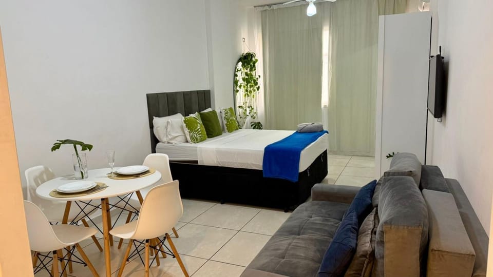Bed, TV and multimedia, Photo of the whole room, Seating area, Bedroom